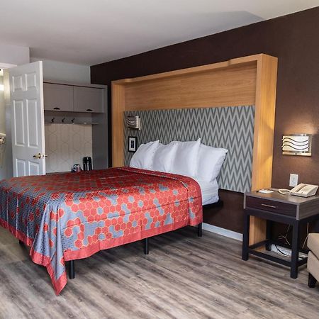 Columbus Inn And Suites Bagian luar foto