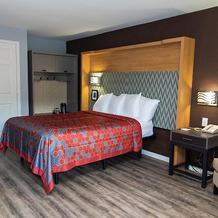 Columbus Inn And Suites Bagian luar foto