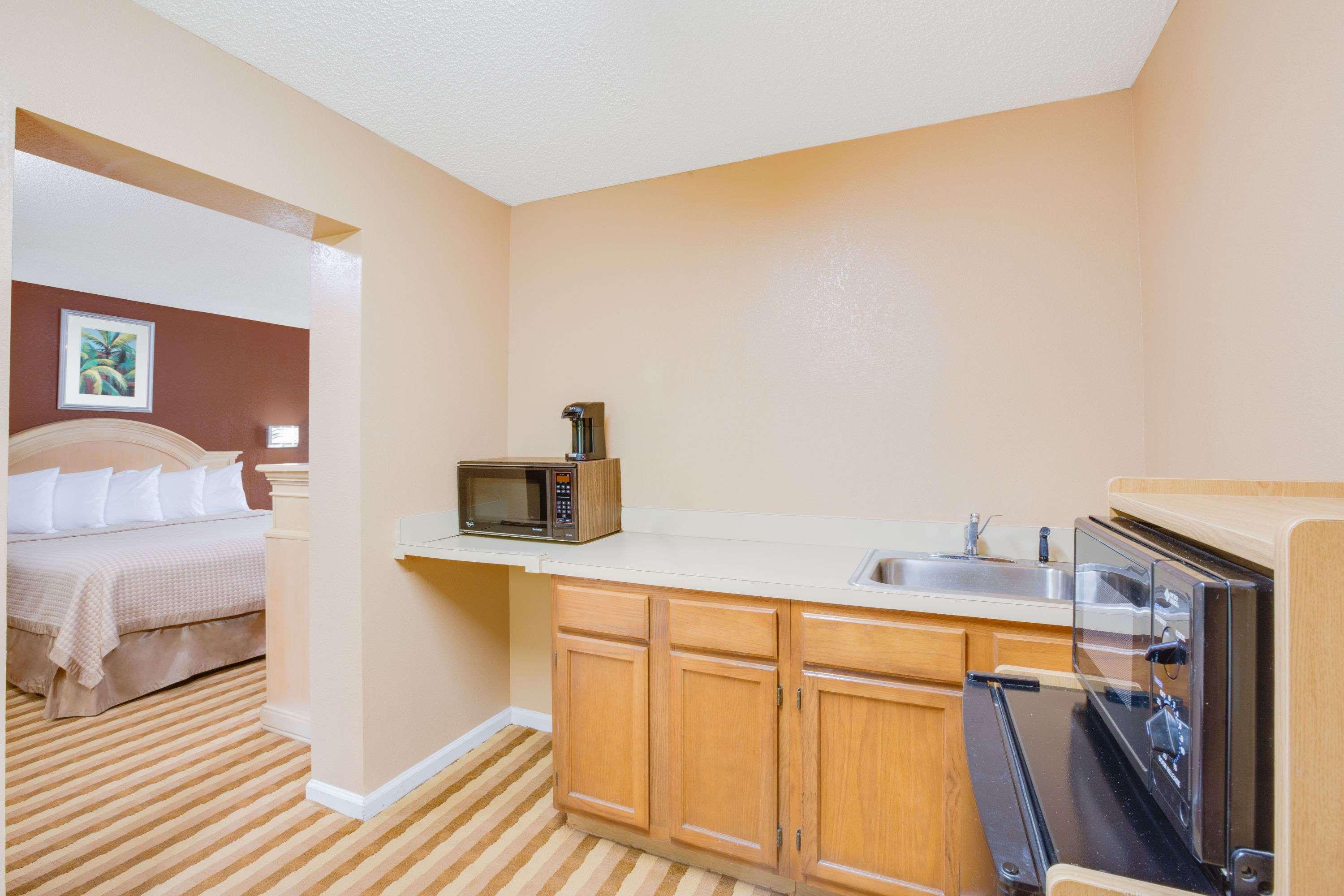 Columbus Inn And Suites Bagian luar foto