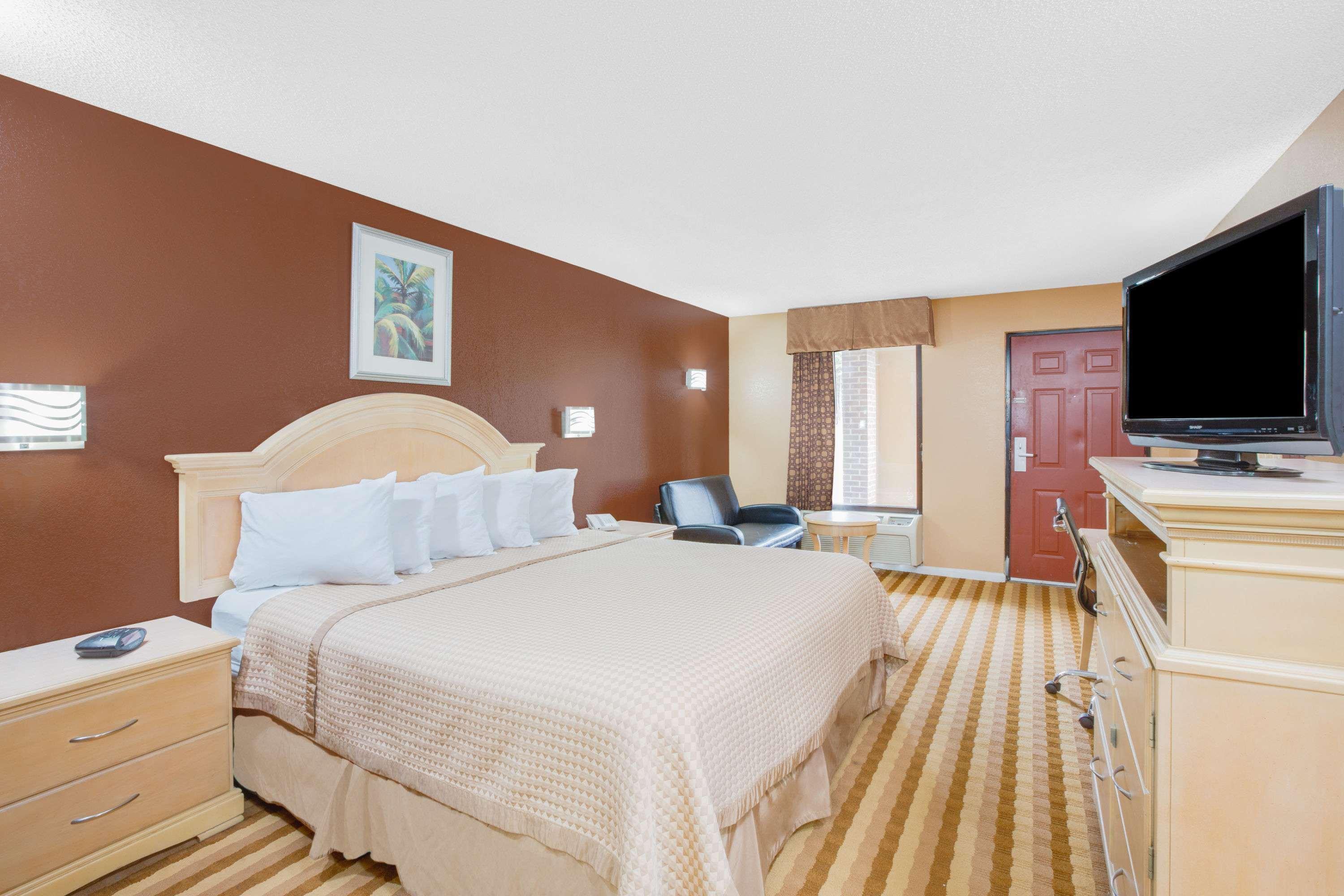 Columbus Inn And Suites Bagian luar foto