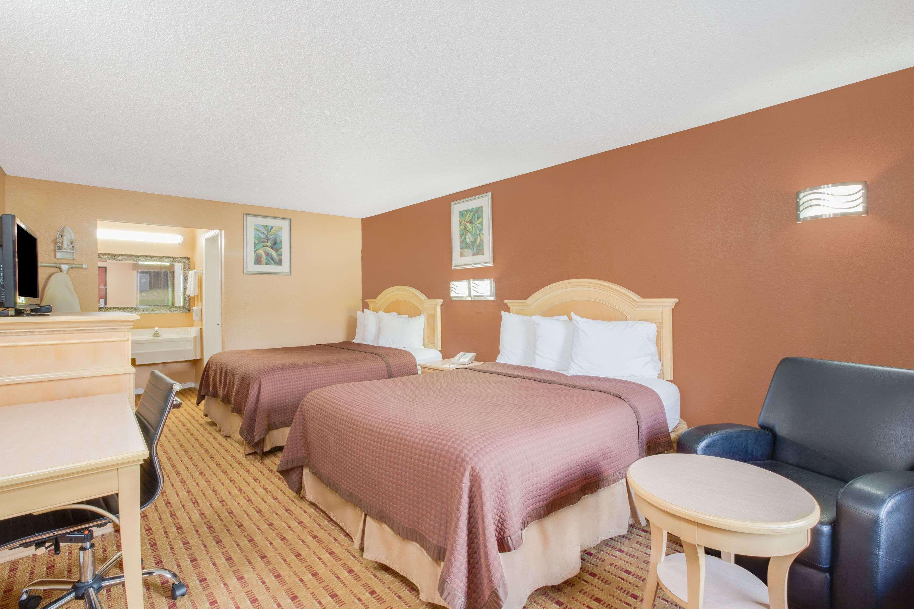 Columbus Inn And Suites Bagian luar foto
