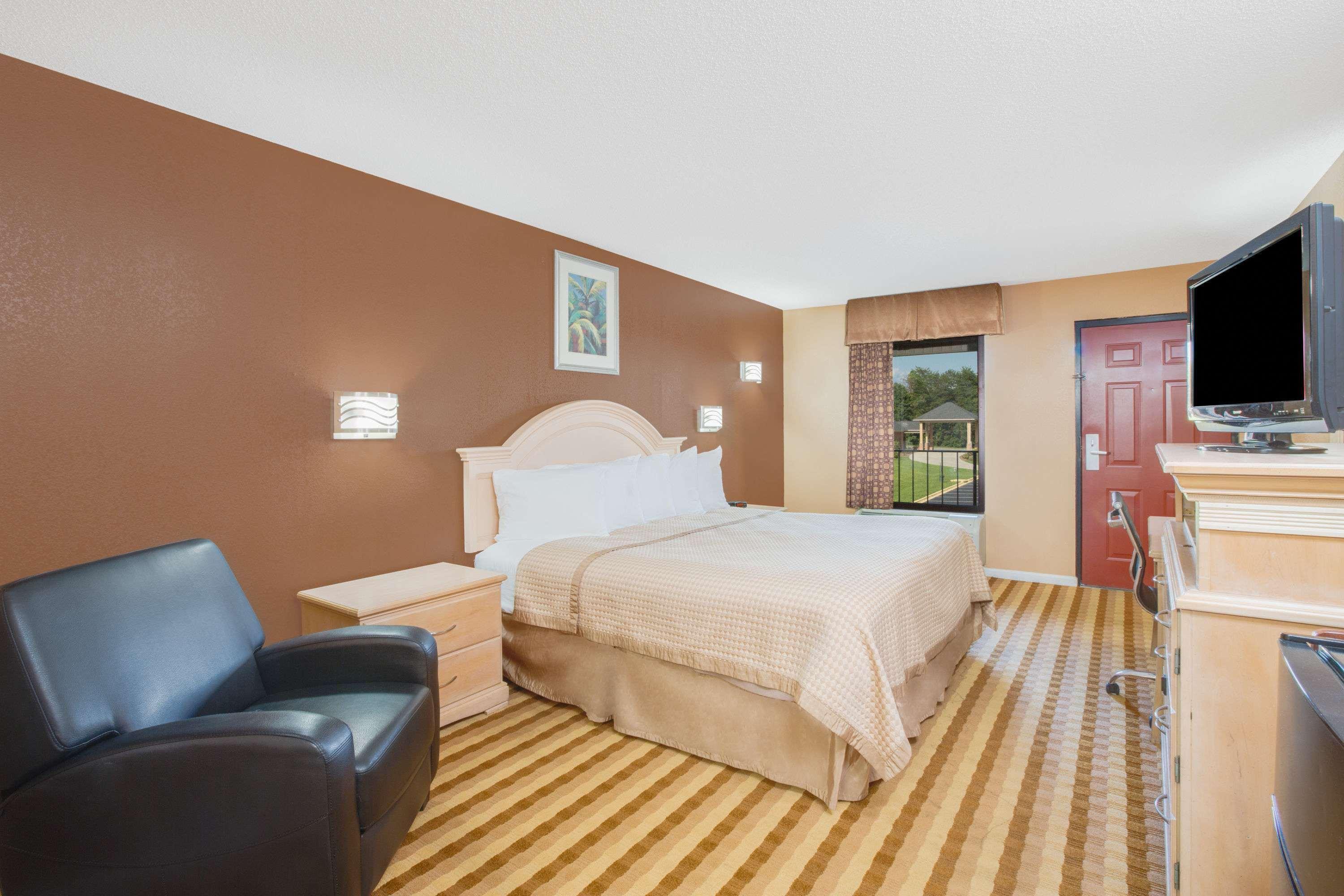 Columbus Inn And Suites Bagian luar foto