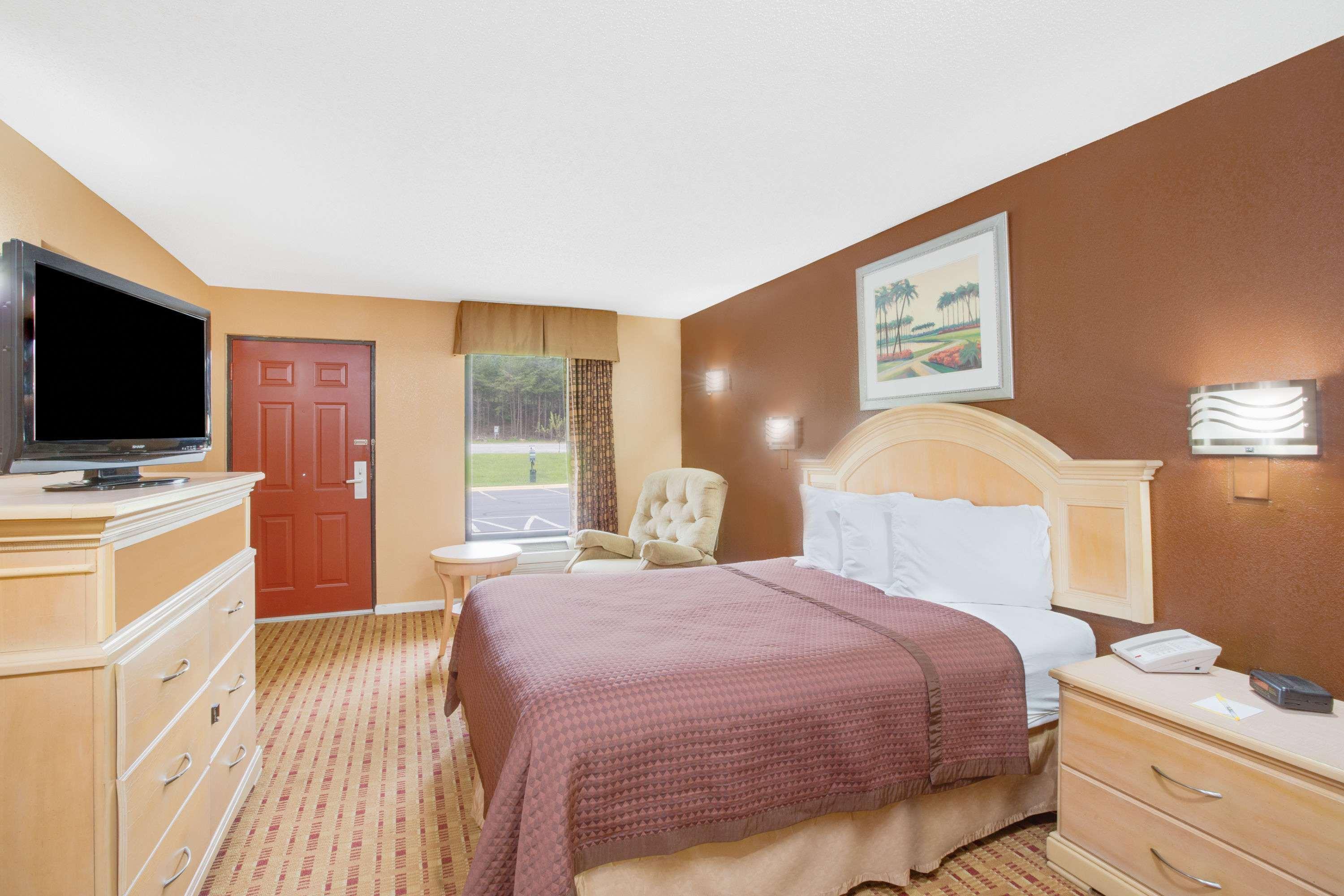 Columbus Inn And Suites Bagian luar foto