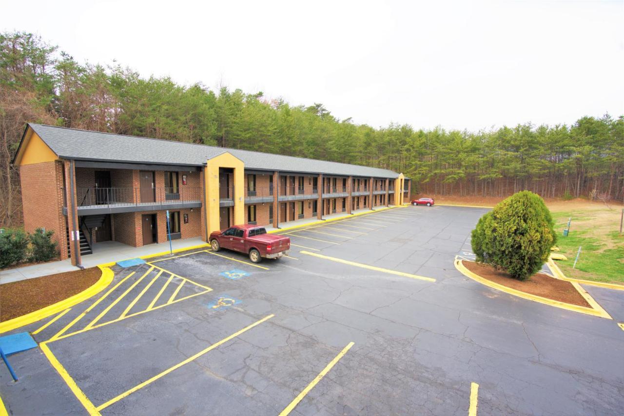 Columbus Inn And Suites Bagian luar foto
