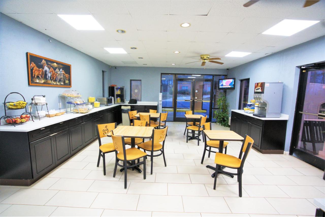 Columbus Inn And Suites Bagian luar foto