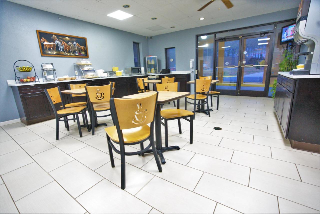 Columbus Inn And Suites Bagian luar foto