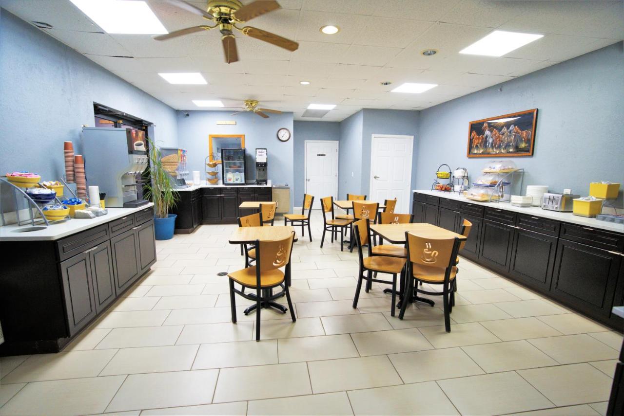 Columbus Inn And Suites Bagian luar foto