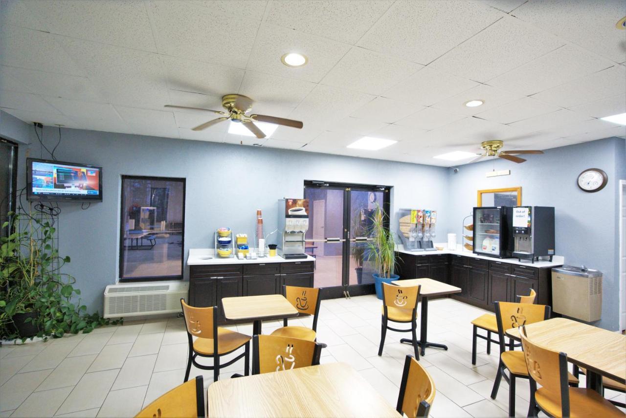 Columbus Inn And Suites Bagian luar foto
