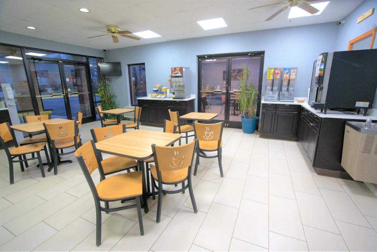 Columbus Inn And Suites Bagian luar foto