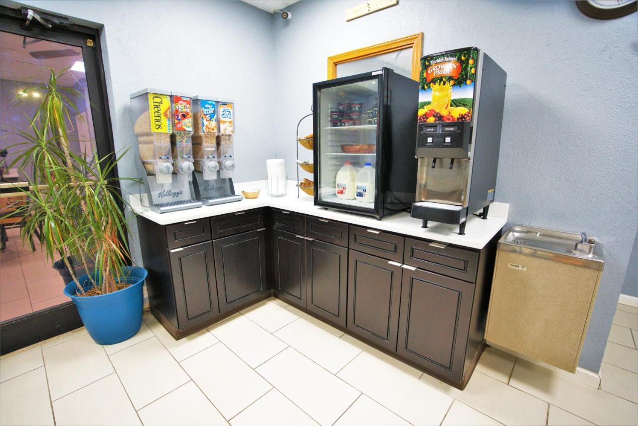 Columbus Inn And Suites Bagian luar foto