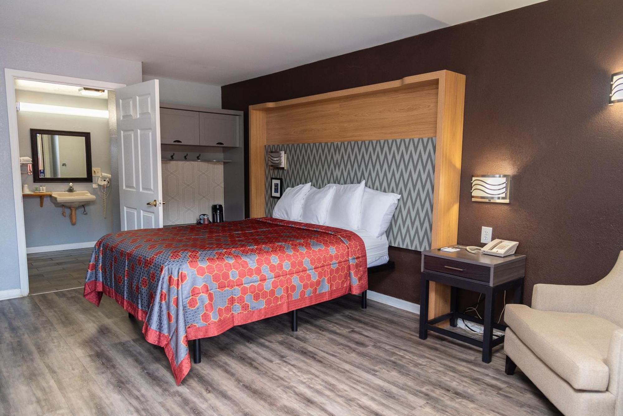 Columbus Inn And Suites Bagian luar foto