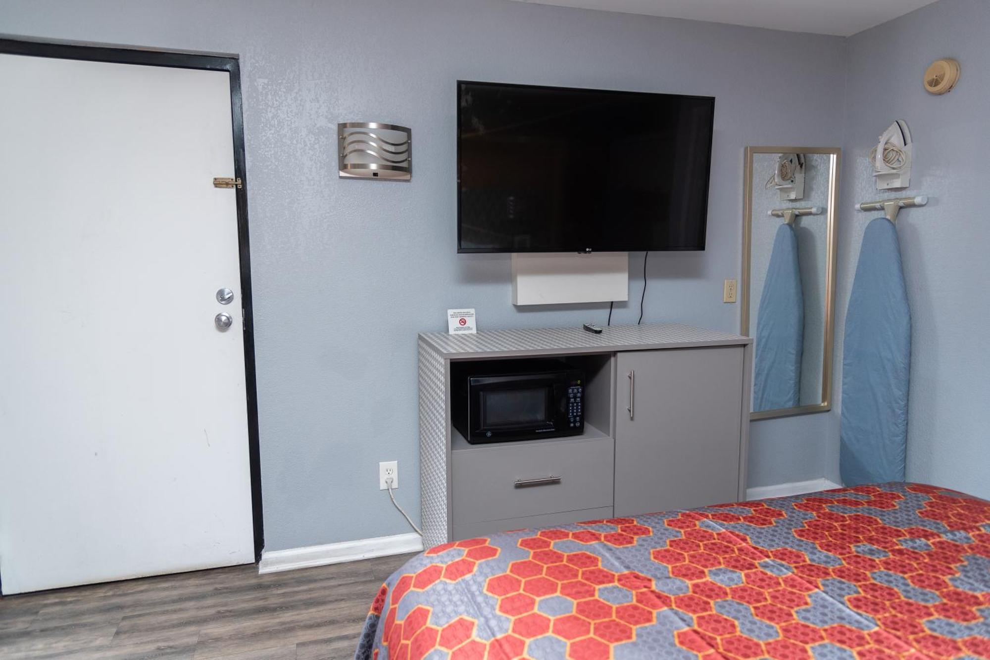Columbus Inn And Suites Bagian luar foto