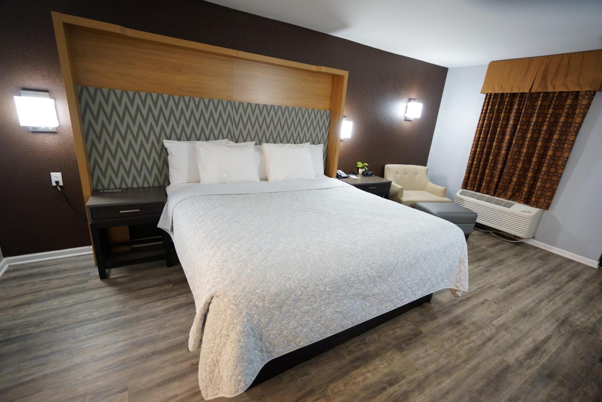Columbus Inn And Suites Bagian luar foto