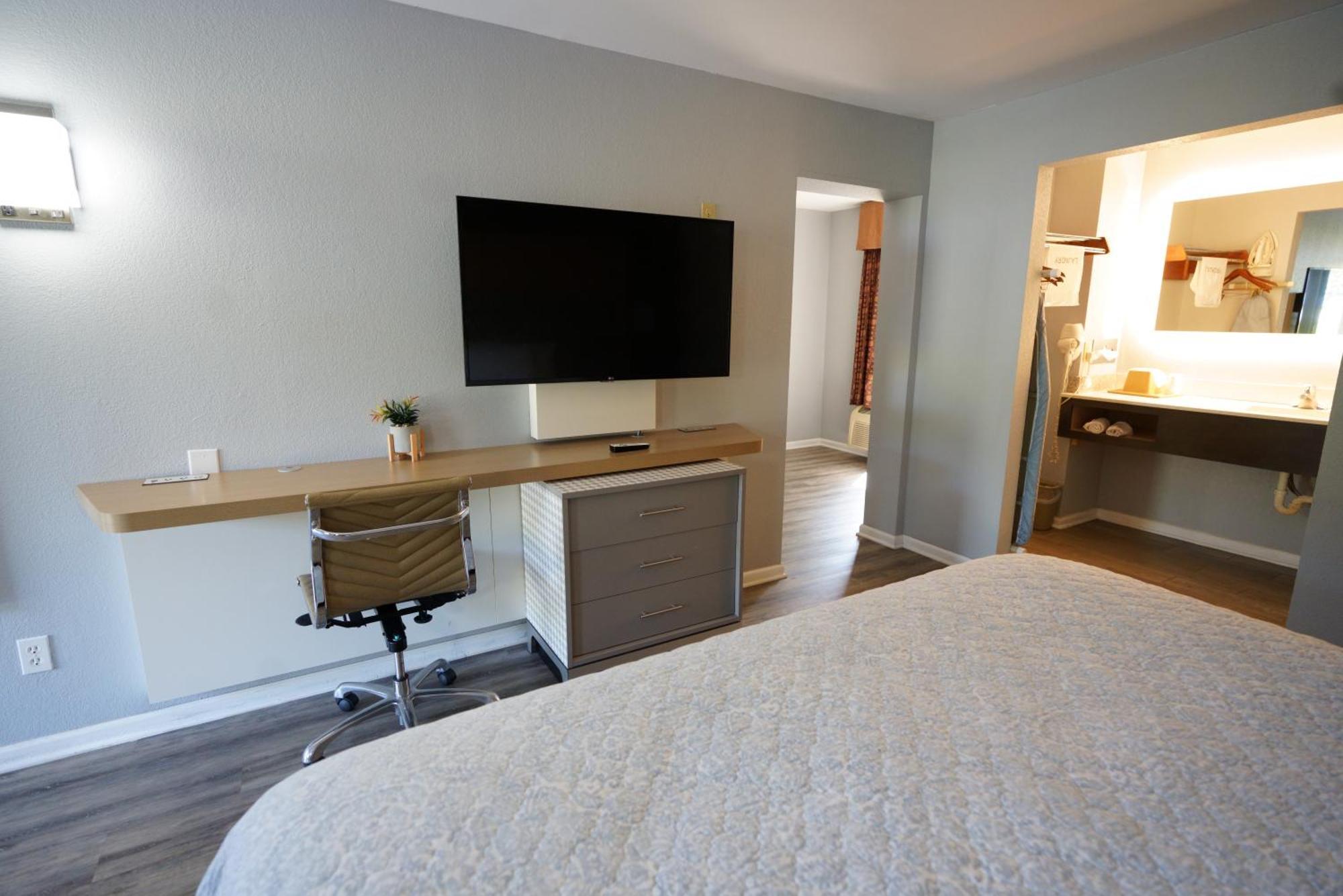 Columbus Inn And Suites Bagian luar foto