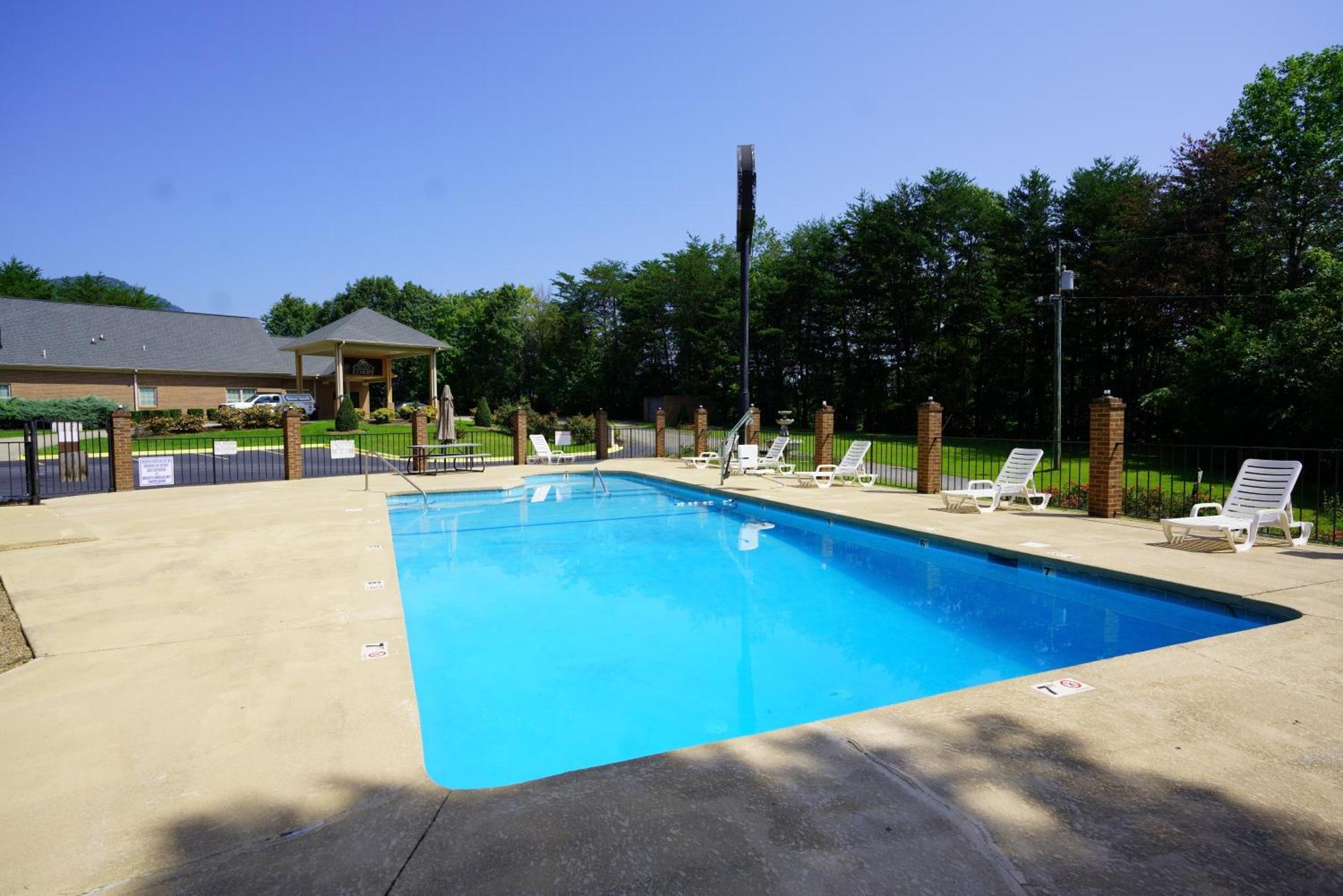Columbus Inn And Suites Bagian luar foto