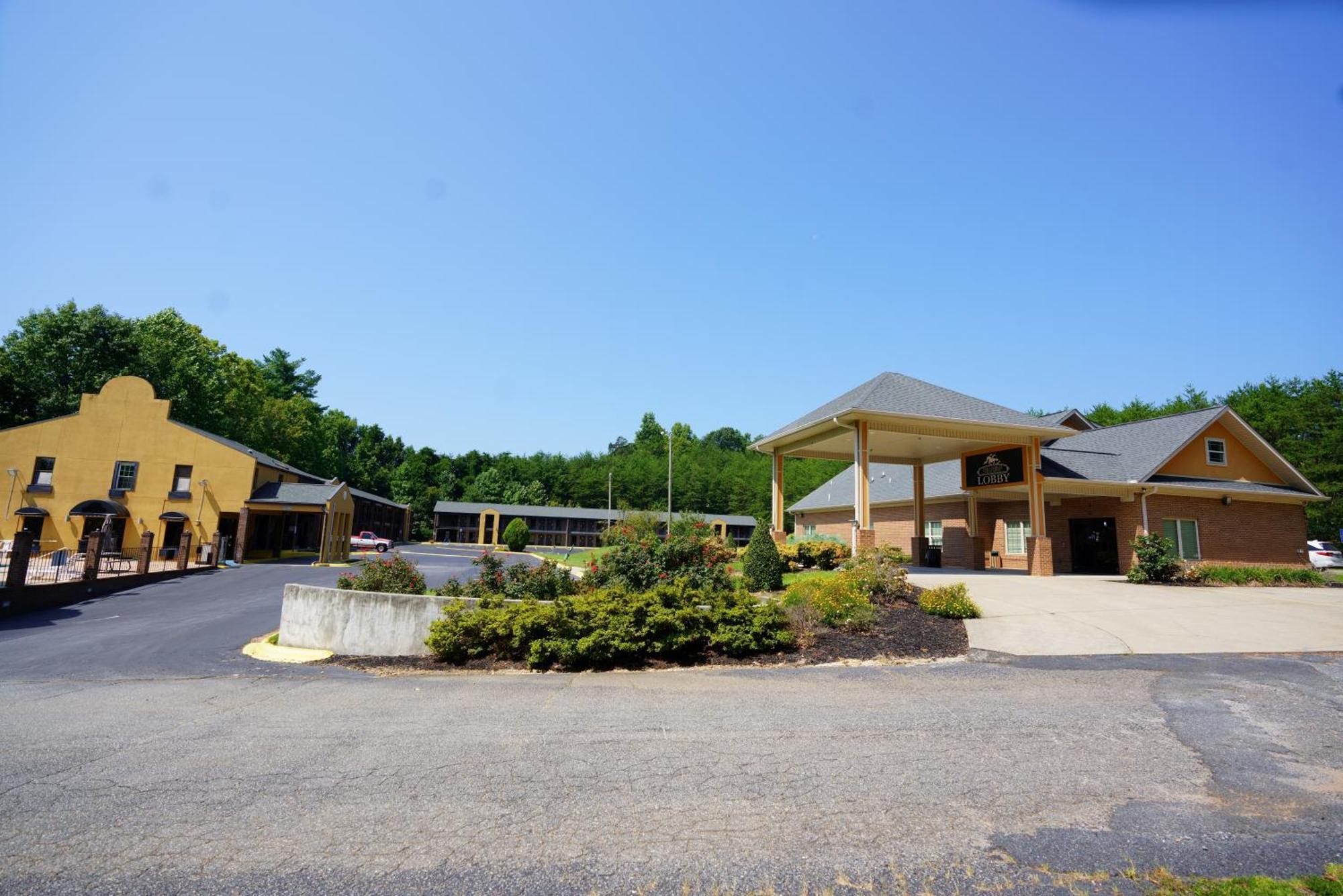 Columbus Inn And Suites Bagian luar foto