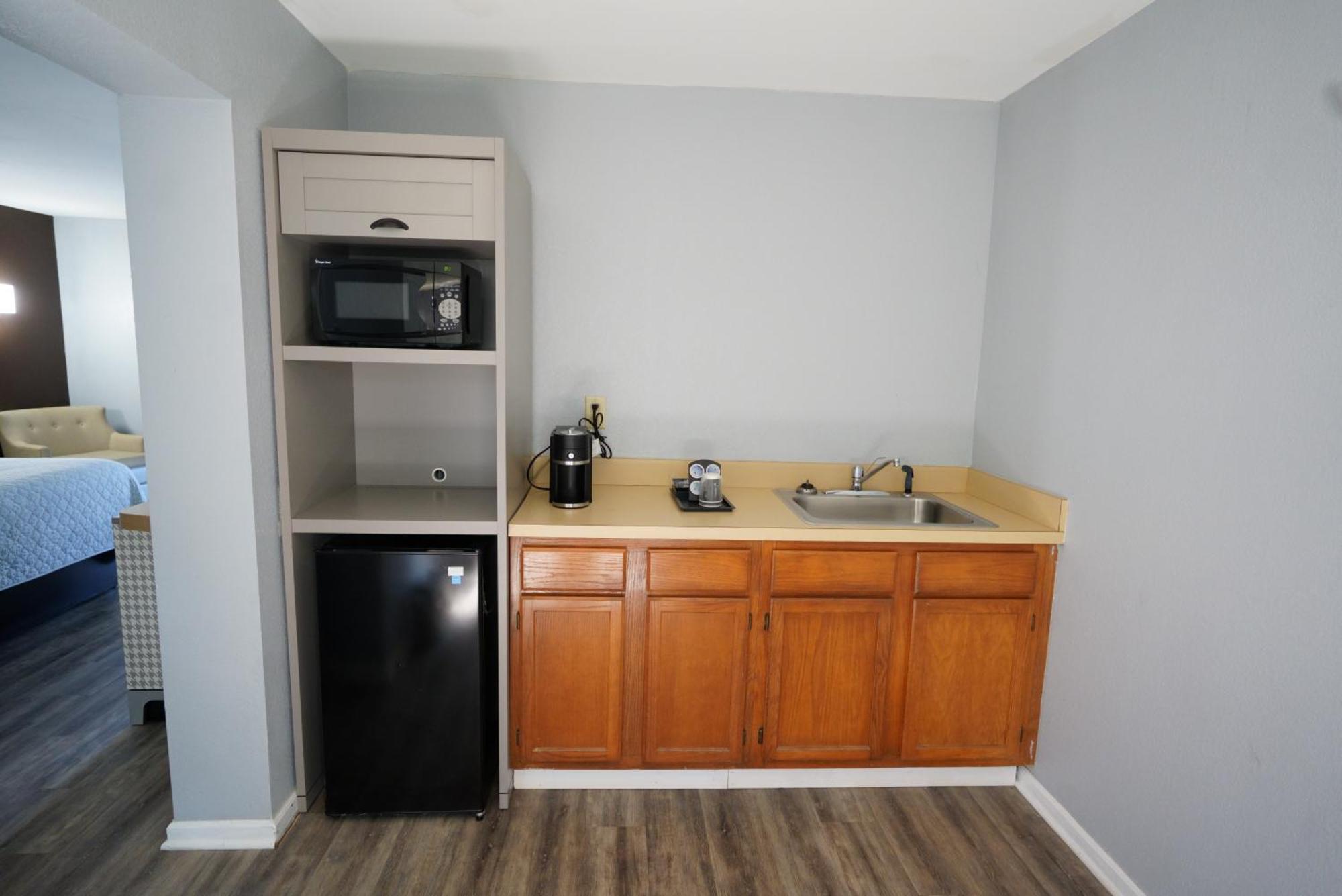 Columbus Inn And Suites Bagian luar foto