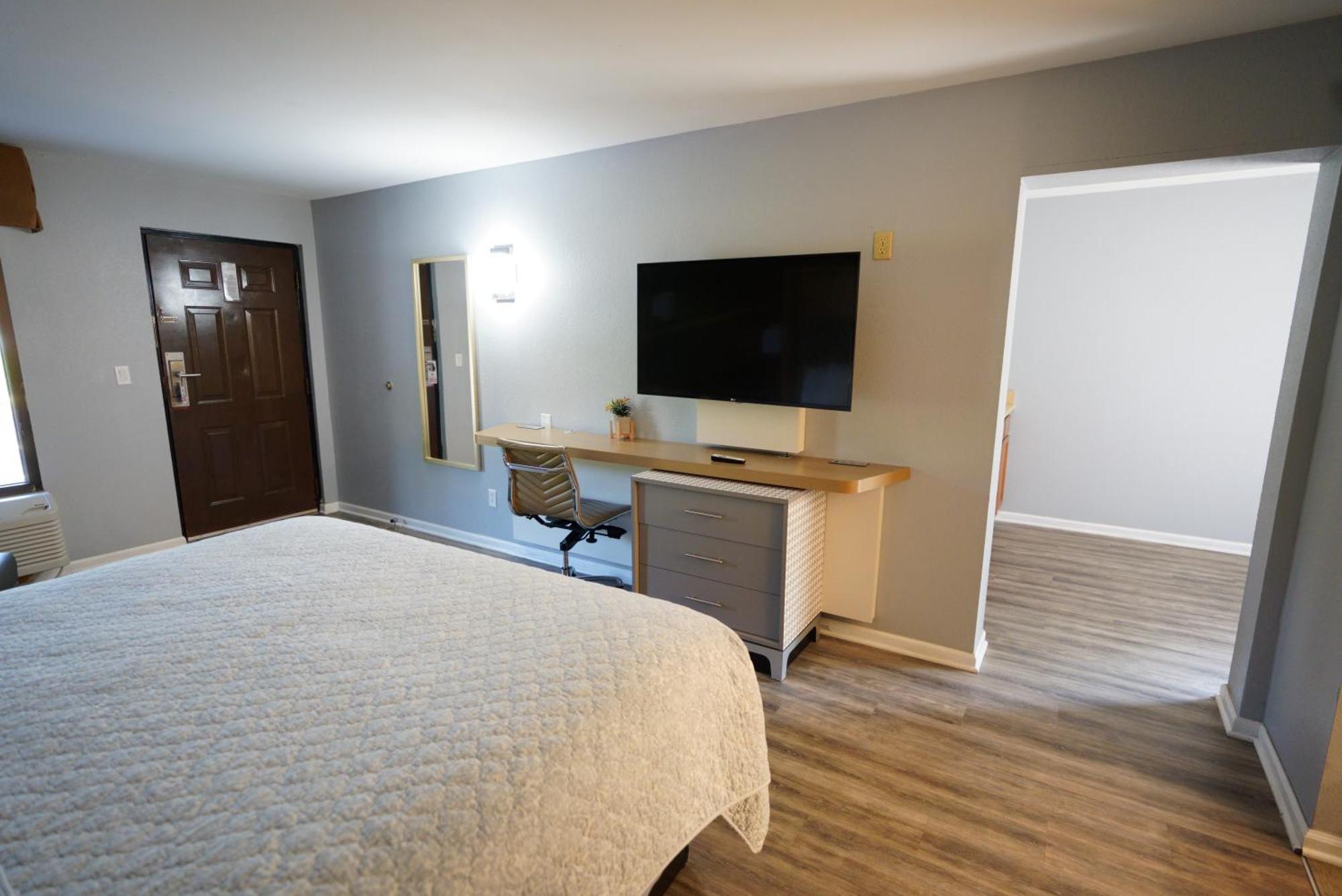 Columbus Inn And Suites Bagian luar foto