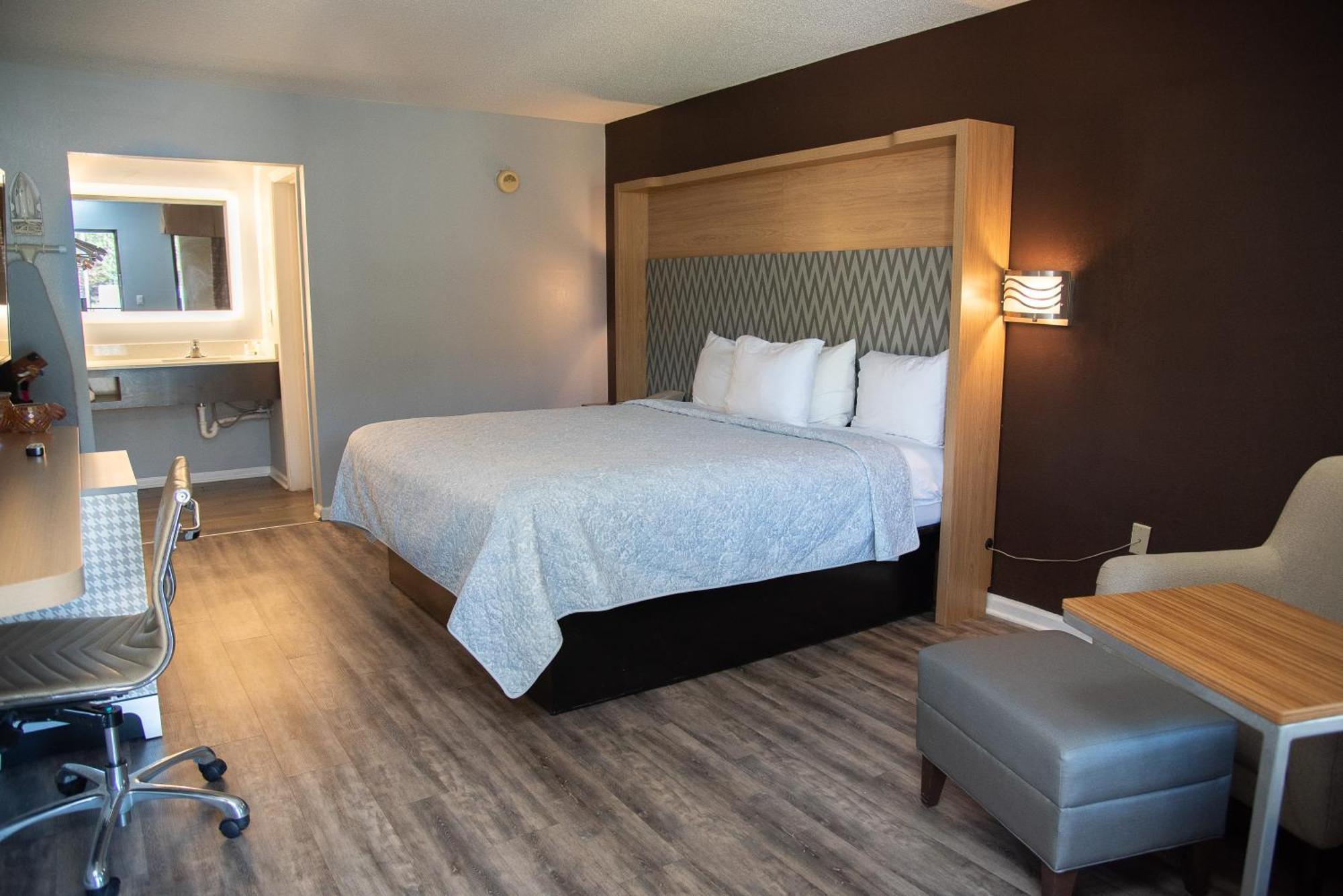 Columbus Inn And Suites Bagian luar foto