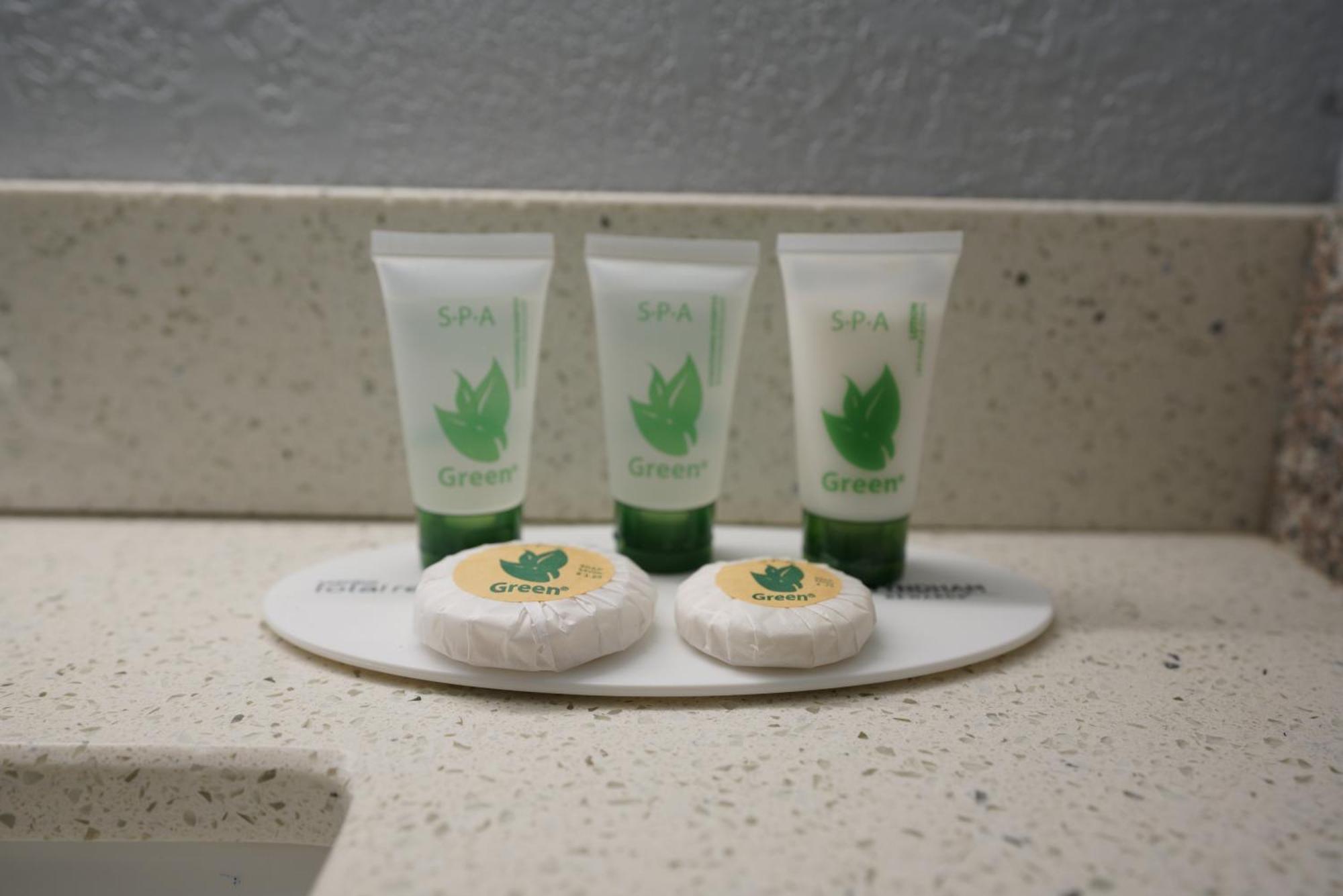 Columbus Inn And Suites Bagian luar foto