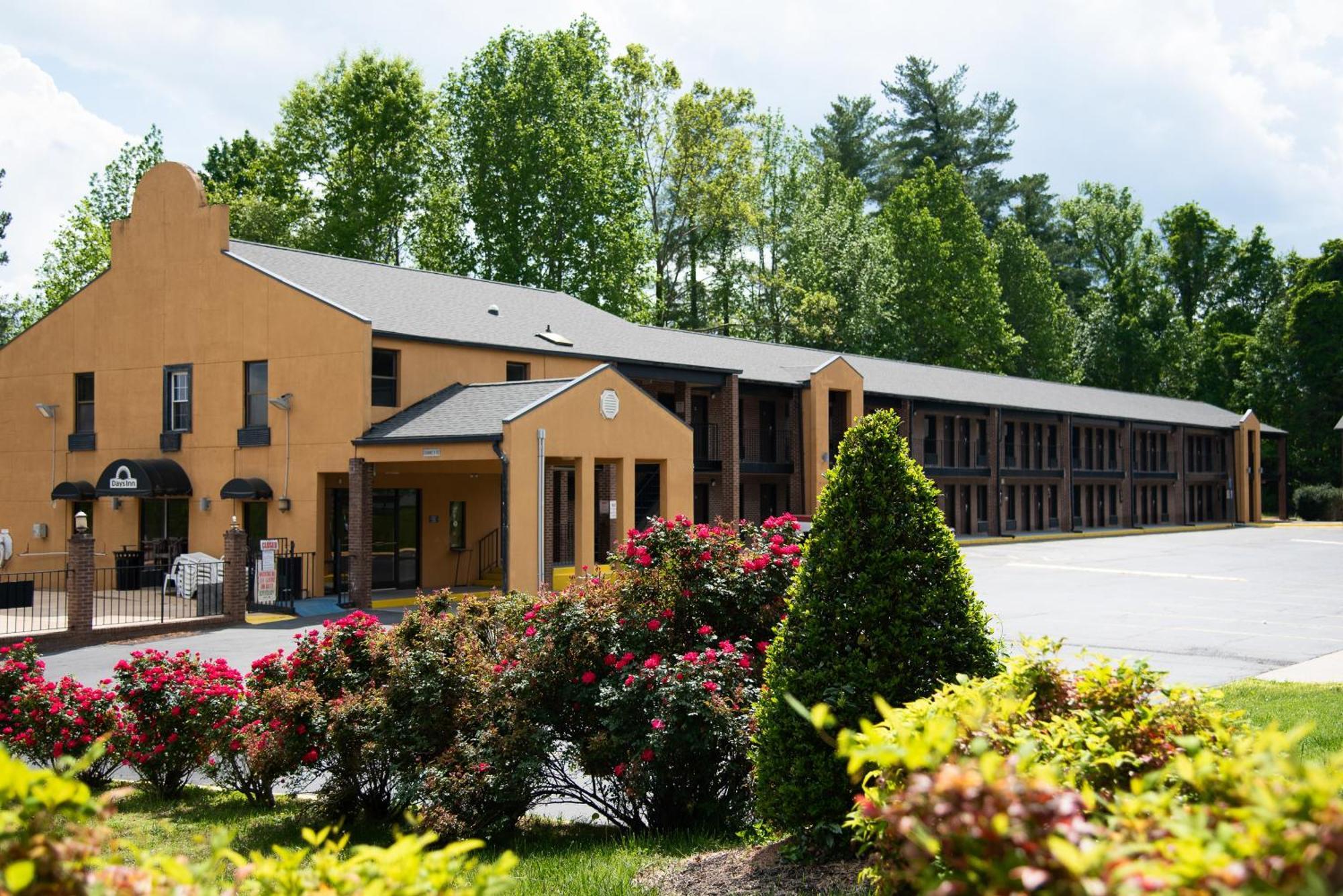 Columbus Inn And Suites Bagian luar foto