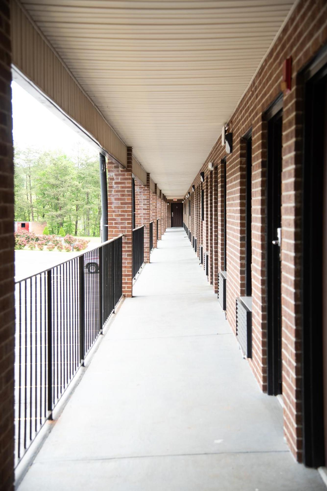 Columbus Inn And Suites Bagian luar foto