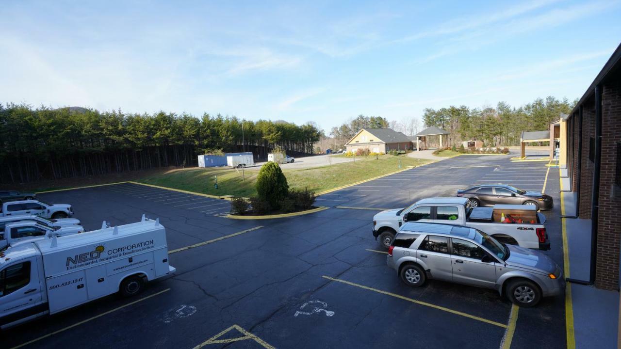 Columbus Inn And Suites Bagian luar foto
