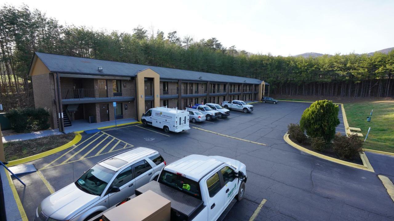 Columbus Inn And Suites Bagian luar foto